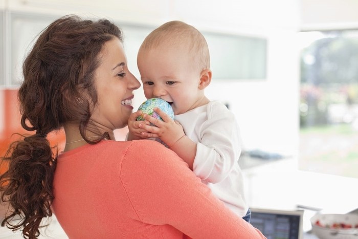 soothing baby teething symptoms with teething toys